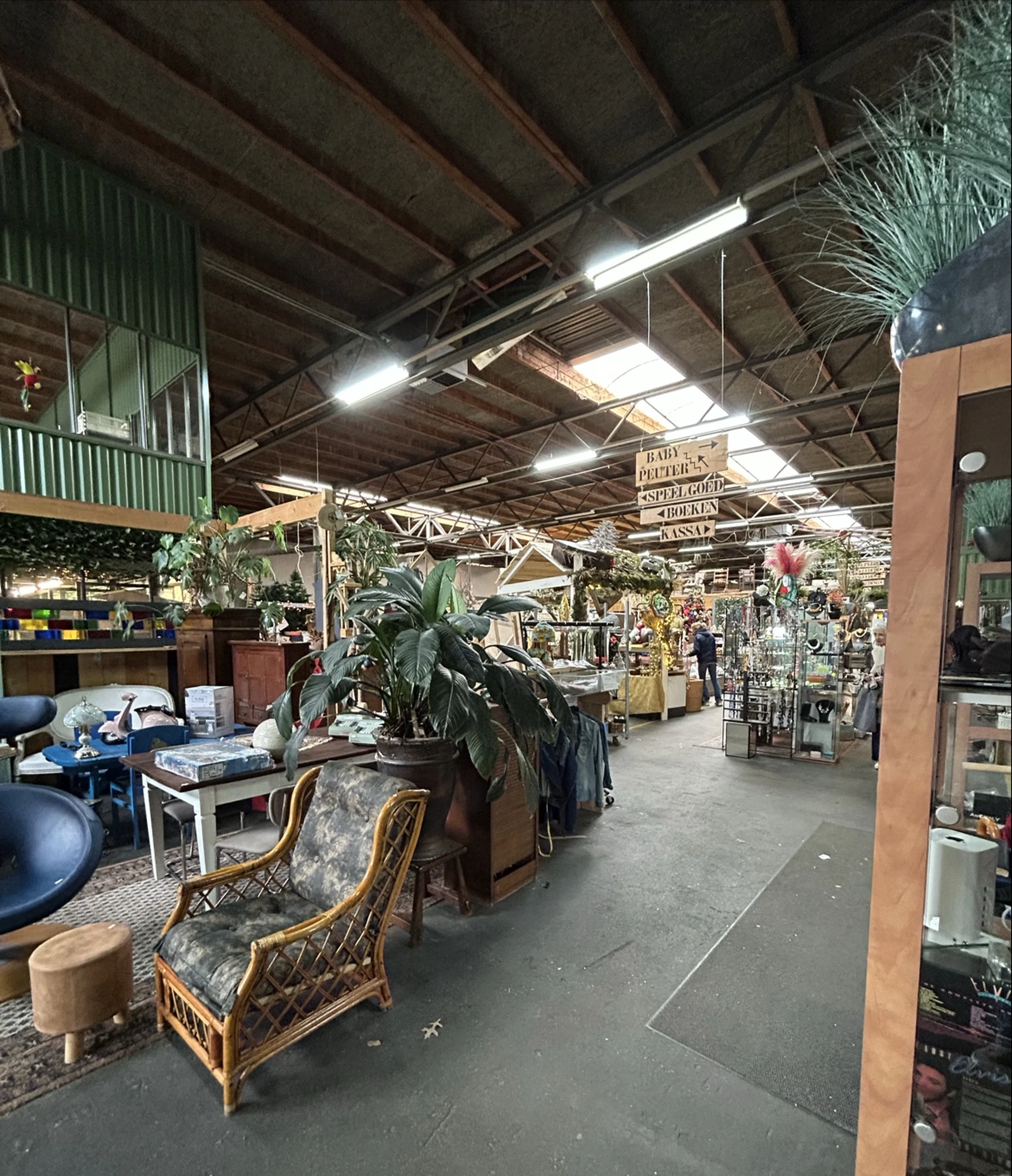 Verderest kringloopwinkel in Valkenswaard met tweedehands boeken, gereedschappen en huis- en inrichting