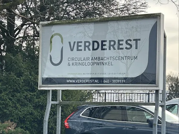 Groot reclamebord van Verderest circulair ambachtscentrum en kringloopwinkel aan de straatkant