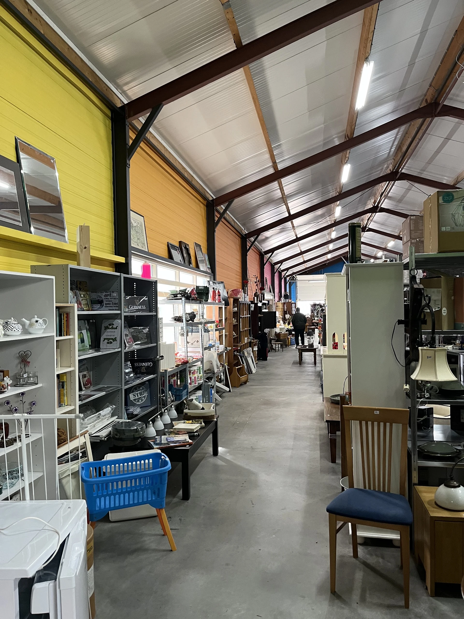 Kringloopwinkel Verkoopplaats Zwartewaterland Bv in Genemuiden met tweedehands boeken, gereedschappen en huis- en inrichting