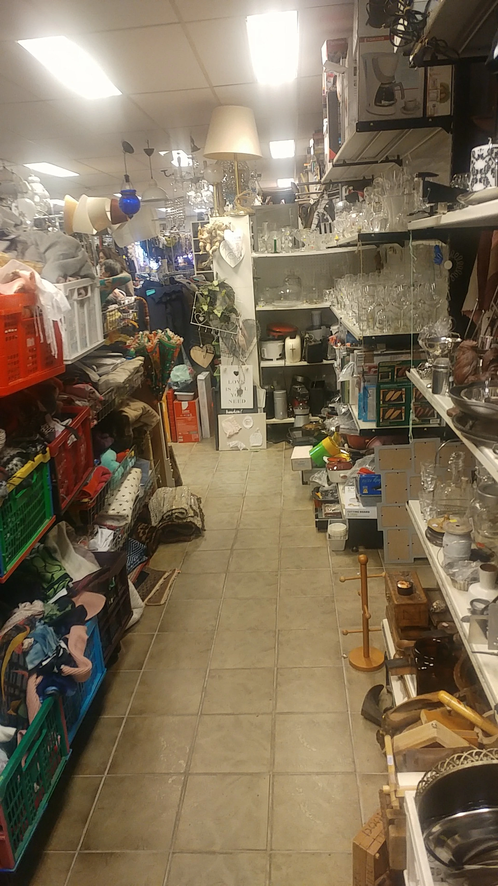 Kringloopwinkel Via-Via in Heemstede met tweedehands boeken, elektronica en landkaarten