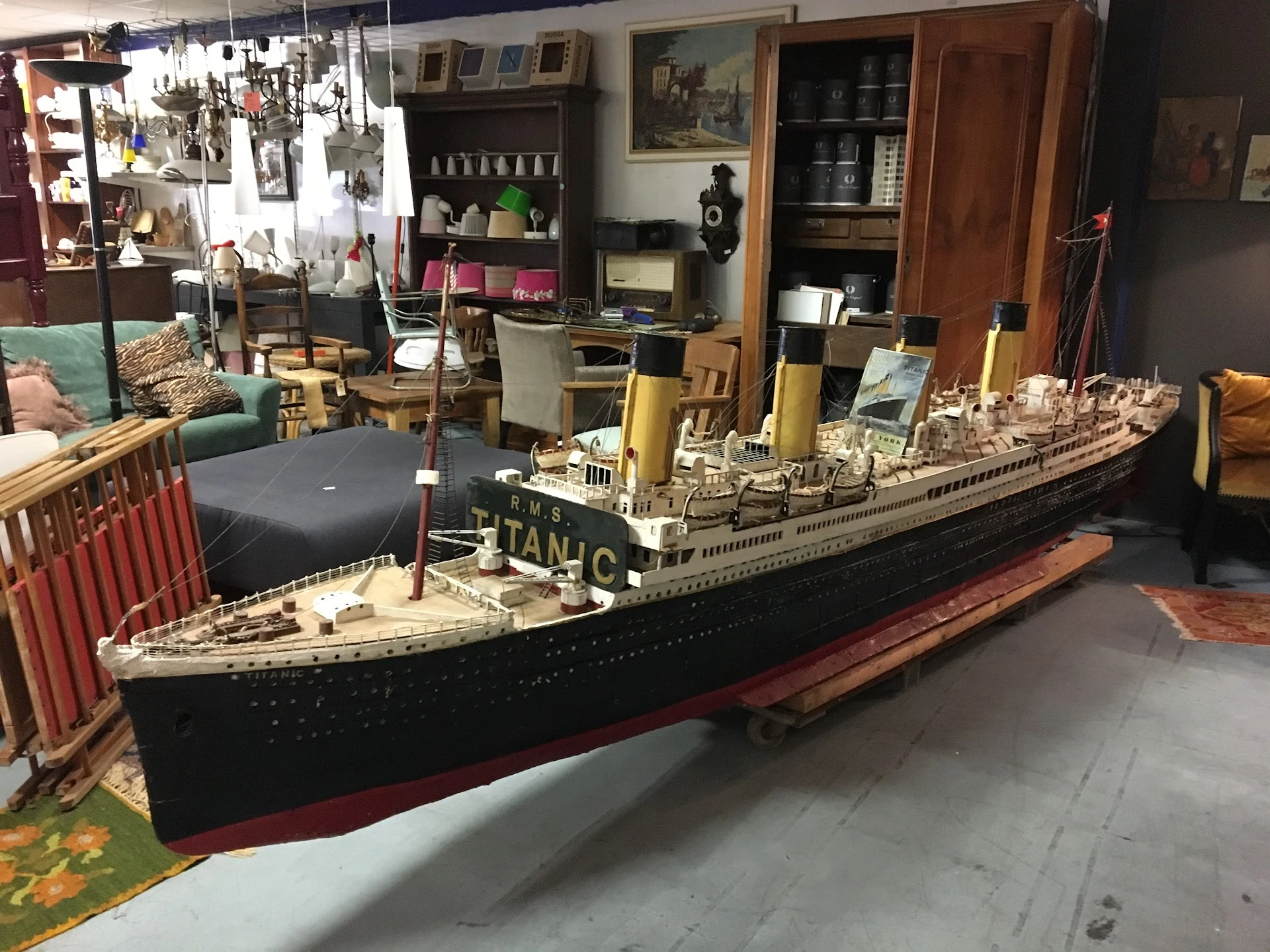 Vide kringloopwinkel Wijdemeren in Loosdrecht met tweedehands boeken, kleding en meubels