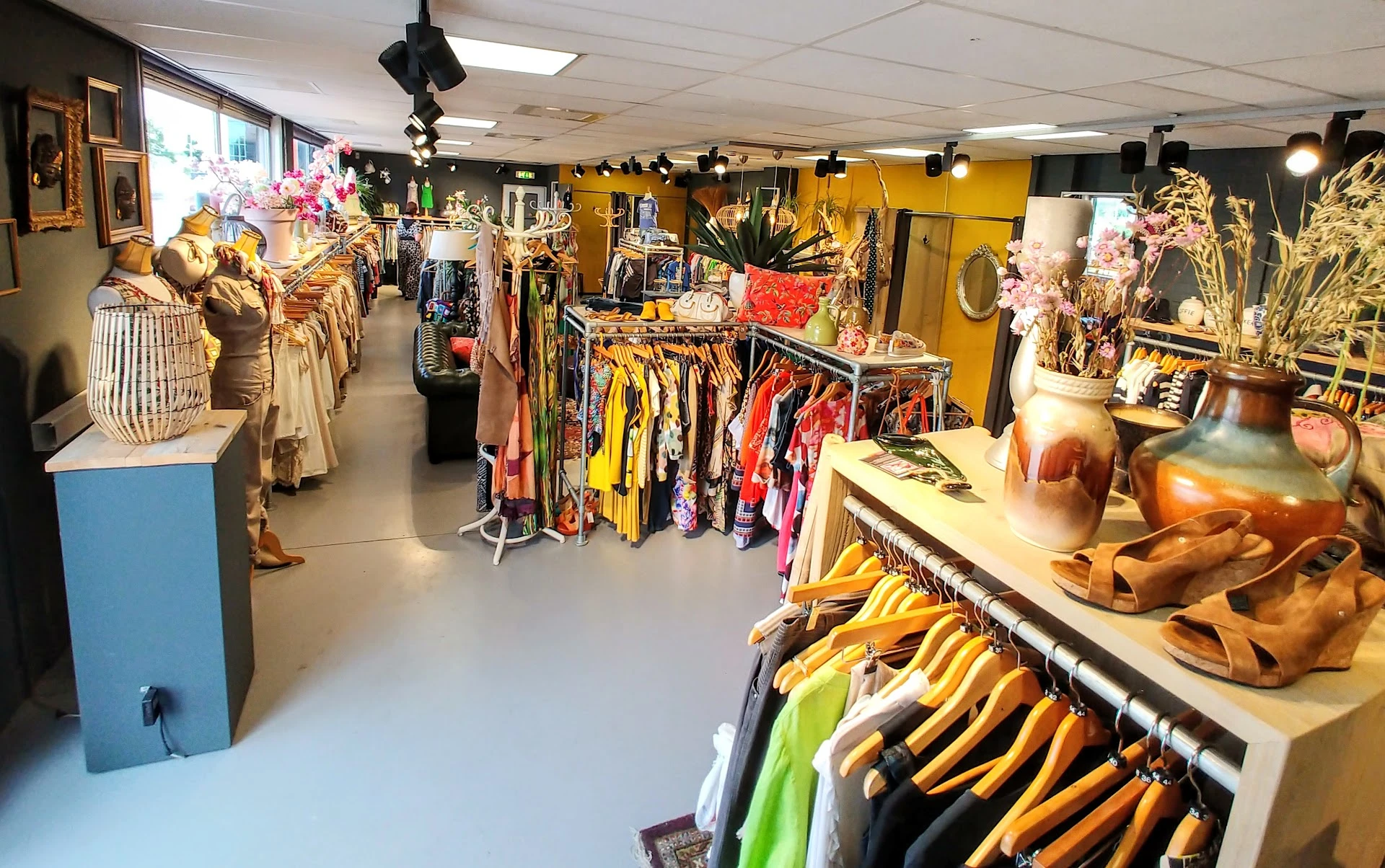 Villa-Vintage in Uden met tweedehands meubels en kleding