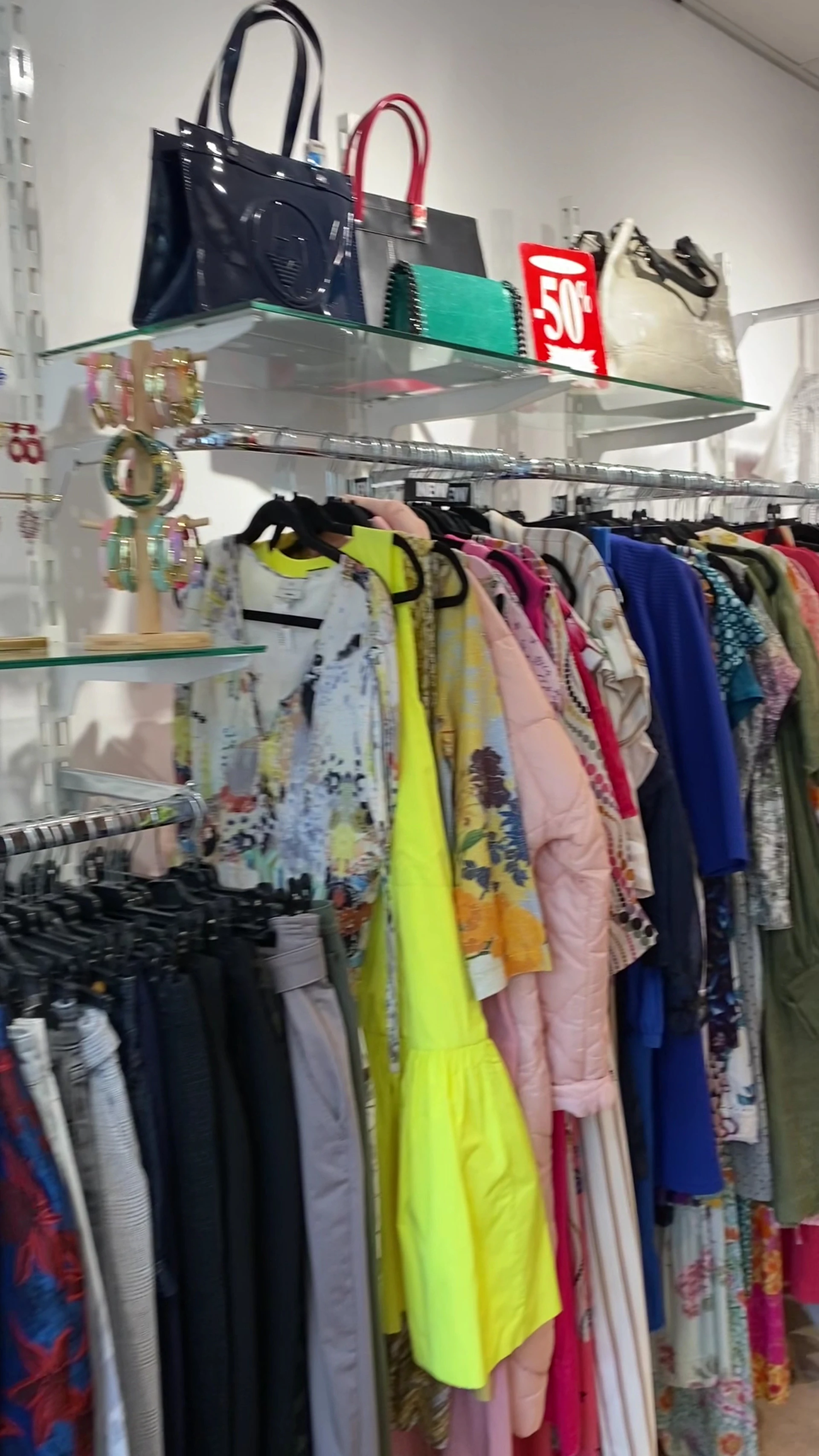 Kringloopwinkel Vincent Kledingmagazijn in Haarlem met tweedehands meubels en kleding