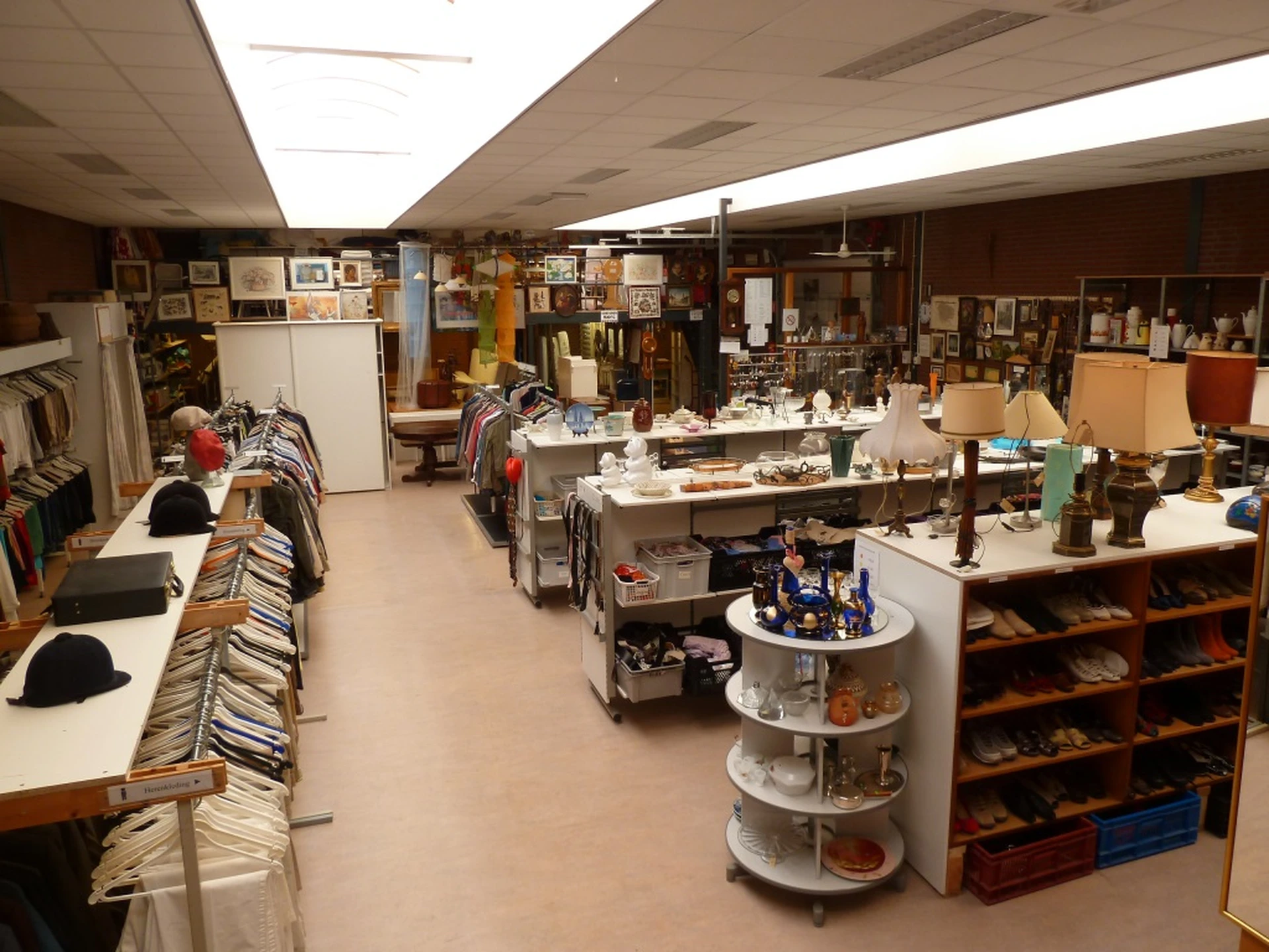 Kringloopwinkel Vincentiushuis Roermond in Roermond met tweedehands boeken, gereedschappen en huis- en inrichting
