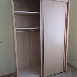 Openstaande houten kledingkast met één legplank en hangerroede