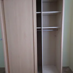 Lege houten kledingkast met open deuren en interne hangers