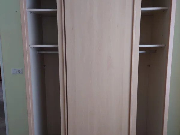 Houten kledingkast of garderobe met schuifdeuren en open zijvakken