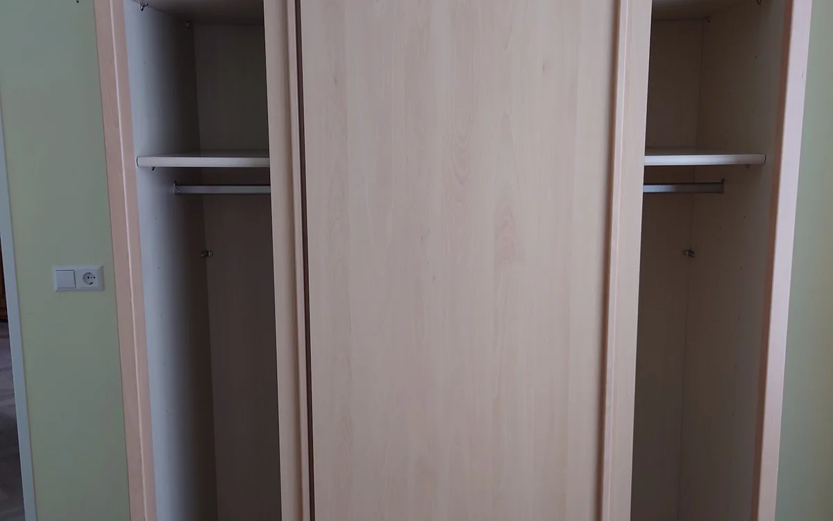 Houten kledingkast of garderobe met schuifdeuren en open zijvakken