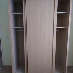 Houten kledingkast of garderobe met schuifdeuren en open zijvakken