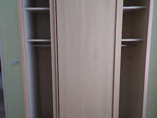 Houten kledingkast met schuifdeuren en zijvakken met planken