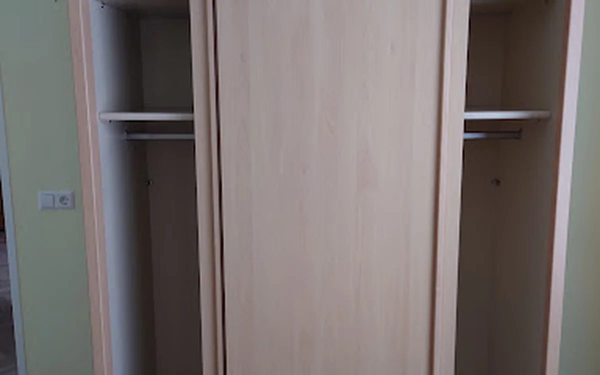 Houten kledingkast met schuifdeuren en zijvakken met planken