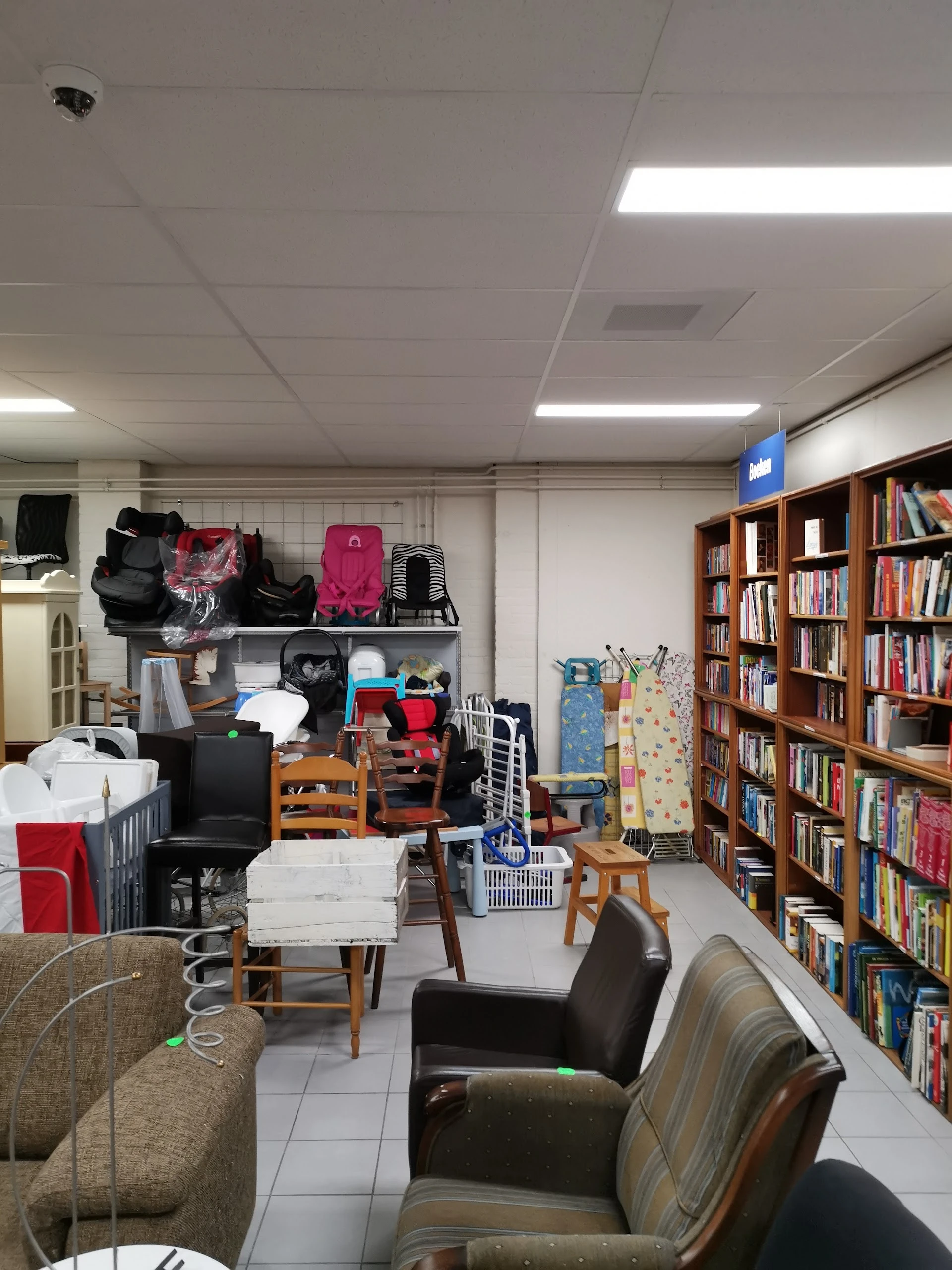 Kringloopwinkel Vincentiusvereniging 's-Hertogenbosch in Den Bosch met tweedehands boeken, gereedschappen en huis- en inri...