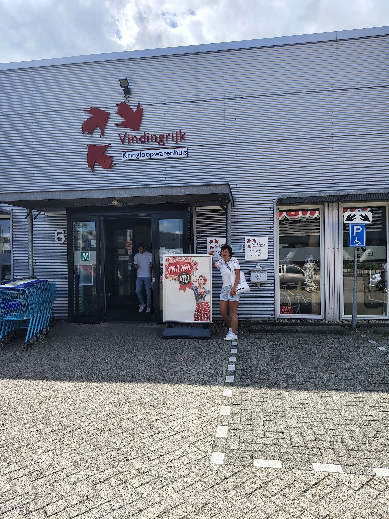 Gevel van kringloopwinkel Vindingrijk met winkelpui, ingang en etalages