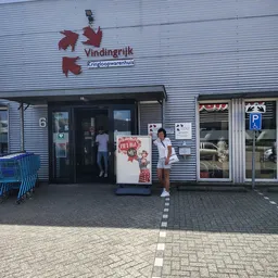 Gevel van kringloopwinkel Vindingrijk met winkelpui, ingang en etalages