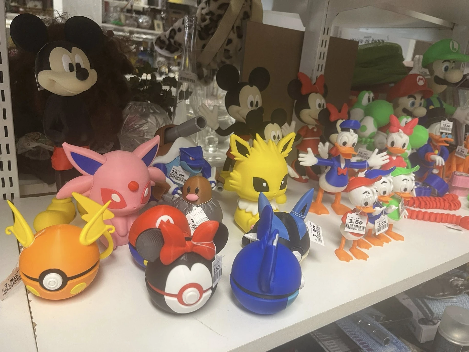 Uitgestalde verzameling Pokemon-speelgoed en -figuren op winkelrekken