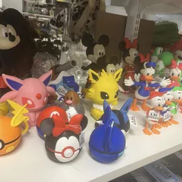 Uitgestalde verzameling Pokemon-speelgoed en -figuren op winkelrekken