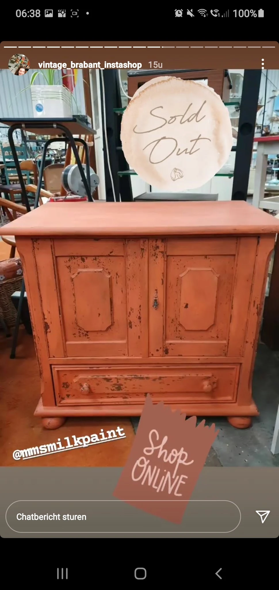 Oranje vintage kastje met twee deuren en een lade, met versleten afwerklaag
