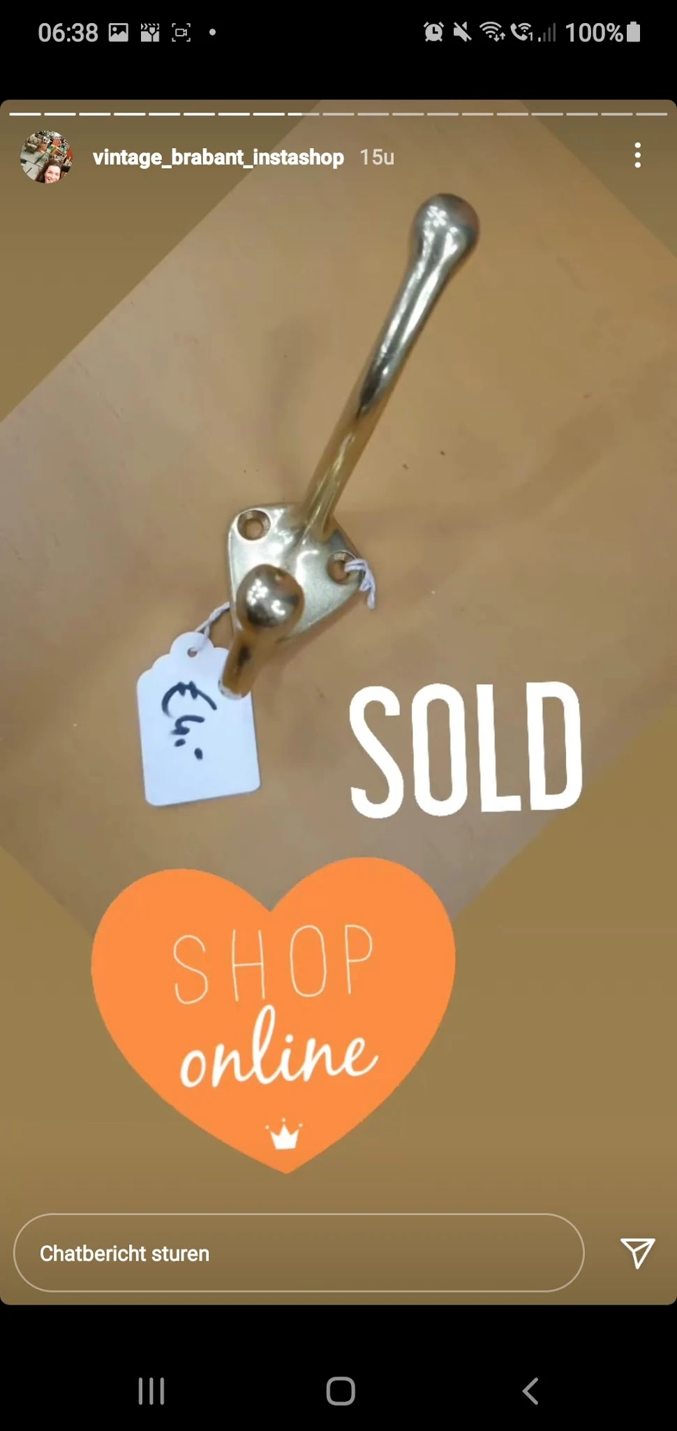 Vintage zilveren bel aan sleutelhanger met prijskaartje, tegen beige achtergrond