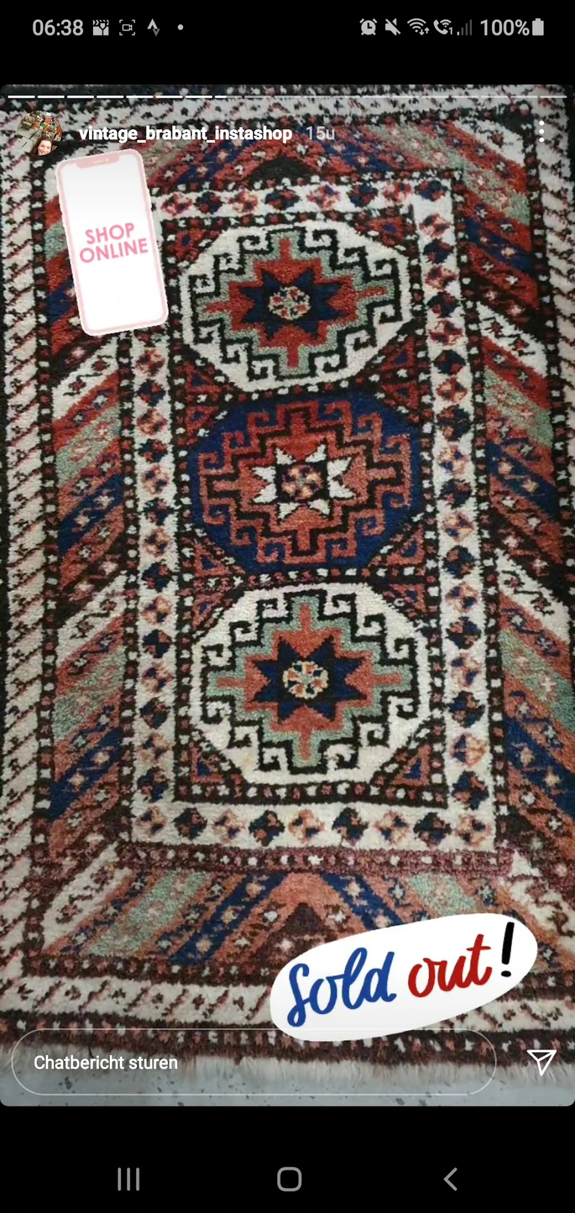 Gedetailleerde close-up van een traditioneel Perzisch of Turks tapijt met geometrische patronen in rood, blauw, wit en groen