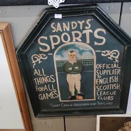 Vintage pub sign 'Sandy's Sports' met afbeelding van man in voetbalkledij, Official Supplier English Scottish League Clubs