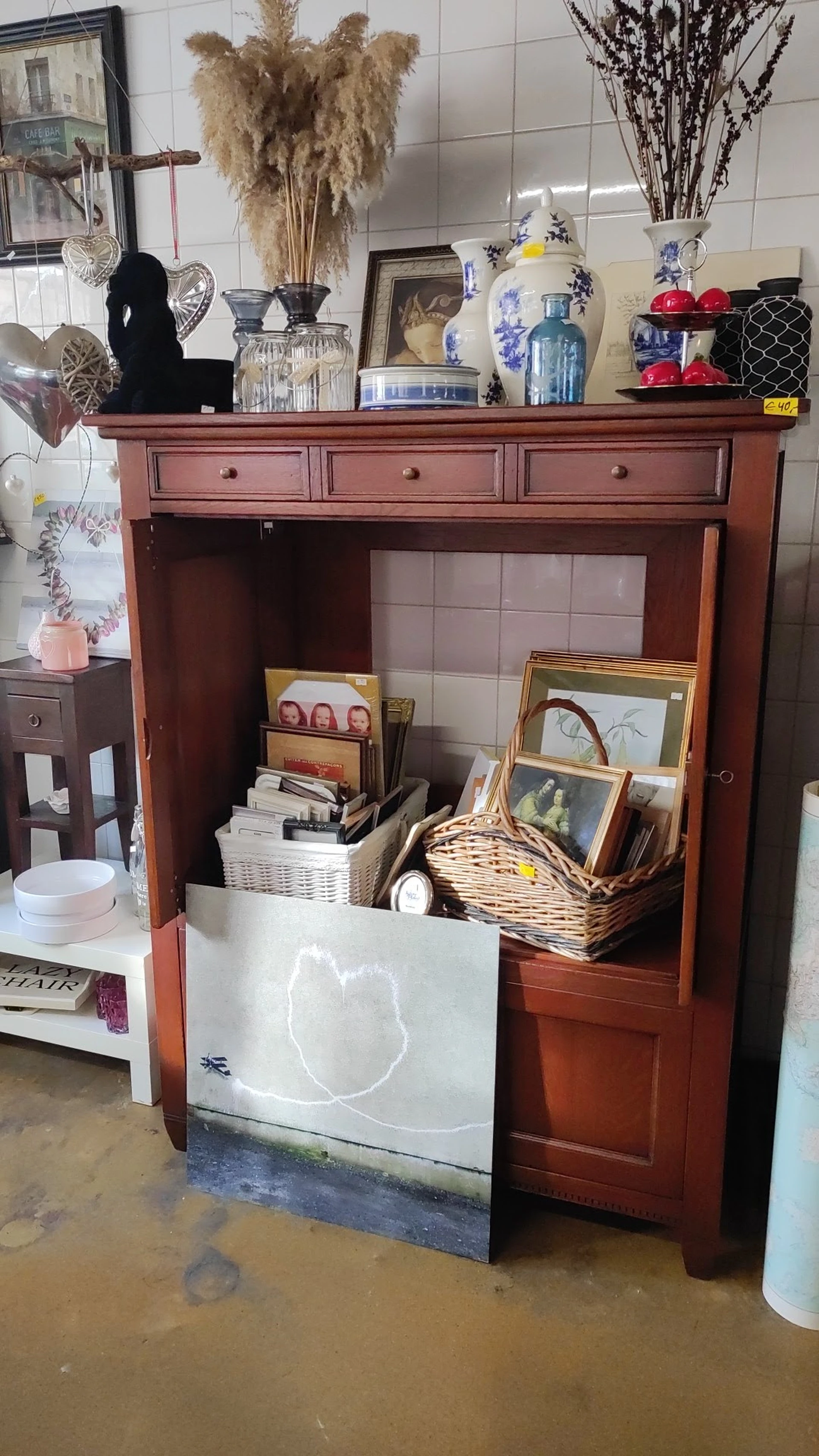 Kringloopwinkel Vintage Hier in Bathmen met tweedehands boeken, kleding en meubels