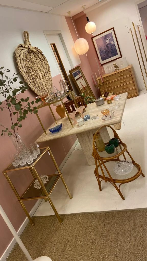 Vintage tafeltje met decoratieve items zoals vazen, schalen en plantjes uitgestald