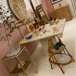 Vintage tafeltje met decoratieve items zoals vazen, schalen en plantjes uitgestald