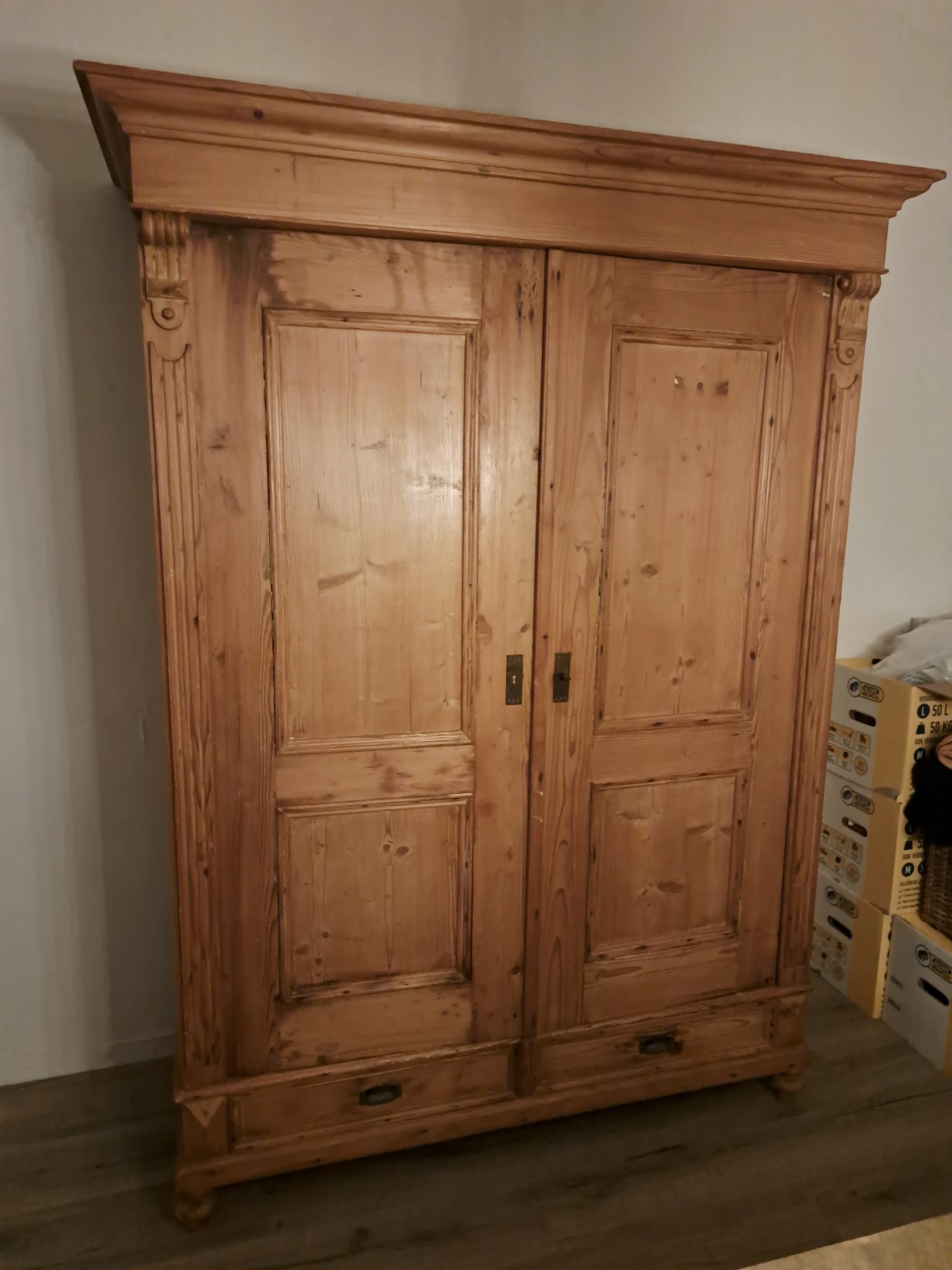 Kringloopwinkel Vintage & Zo in Spanbroek met tweedehands kasten, meubels en vintage