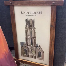 Geborduurd wandkleed met afbeelding van de Sint-Laurenstoren in Rotterdam