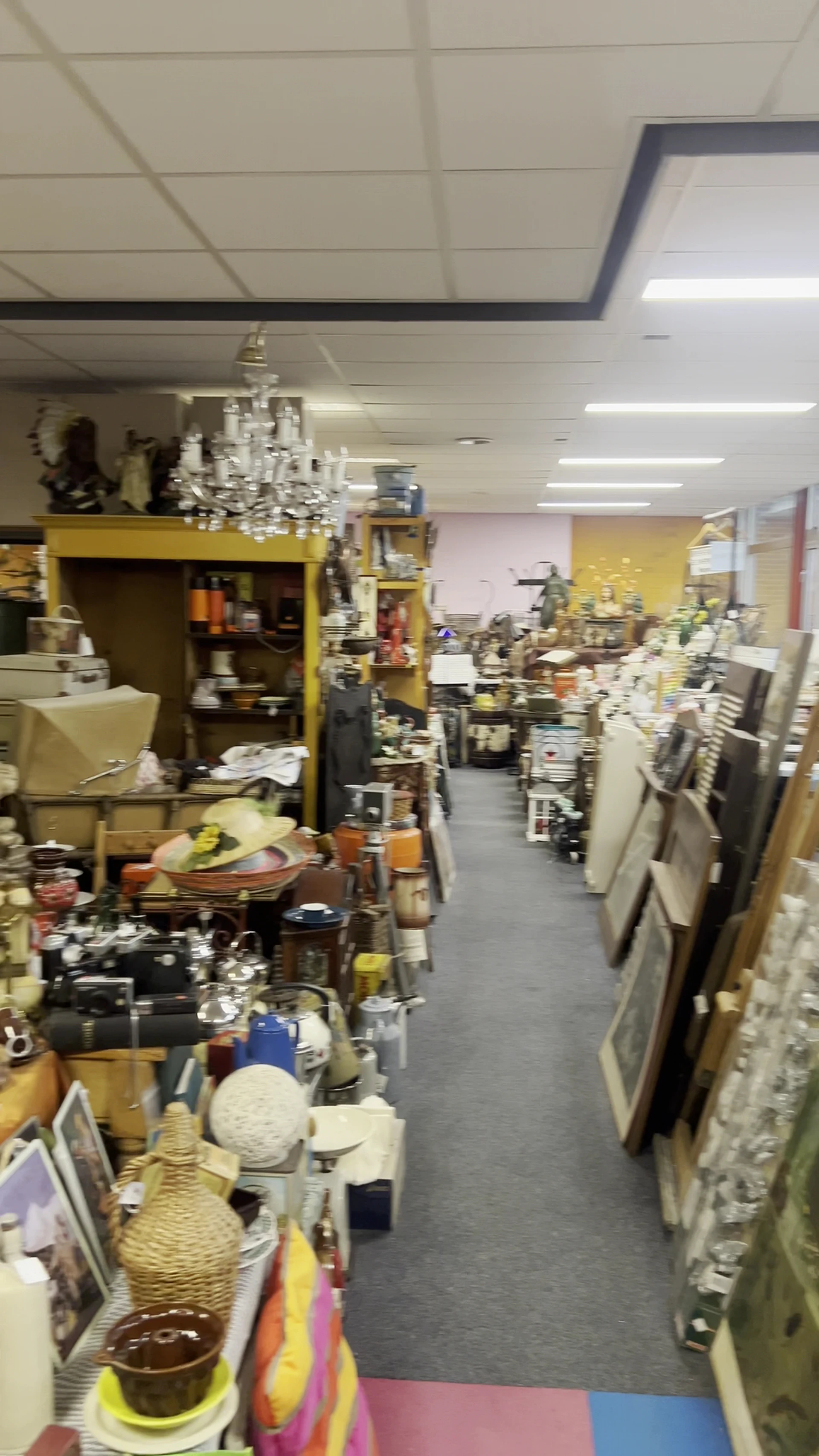 Vlomarkt Kringloop van alles en nog wat in Winschoten met tweedehands boeken, elektronica en huisdecoratie