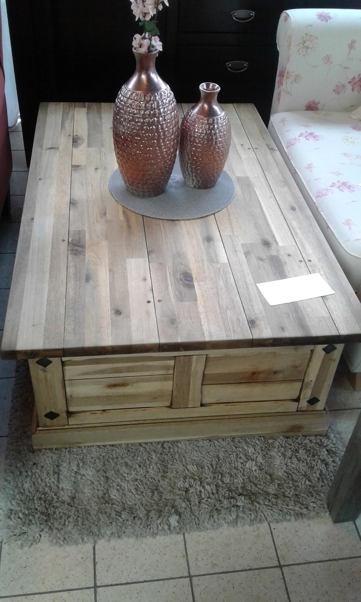 Houten koffietafel met twee laden en decoratieve knoppen, van bovenaf gefotografeerd