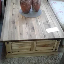Houten koffietafel met twee laden en decoratieve knoppen, van bovenaf gefotografeerd