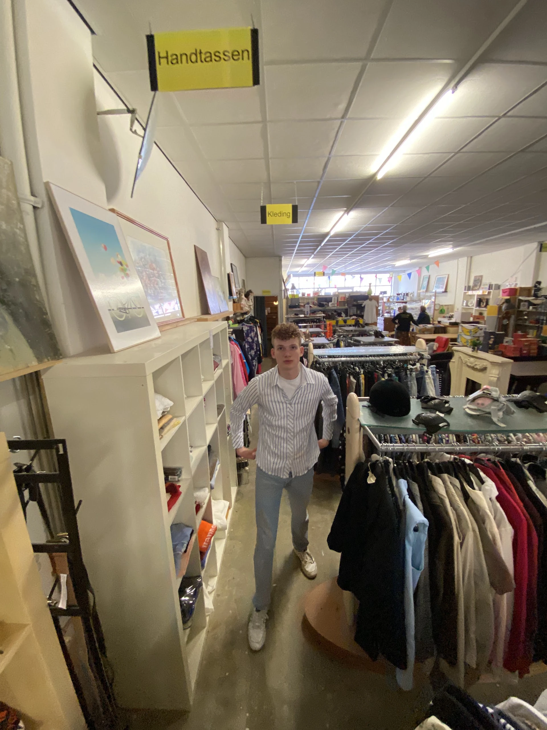 Kringloopwinkel Voor & Deel in Eindhoven met tweedehands banken, boeken en gereedschappen