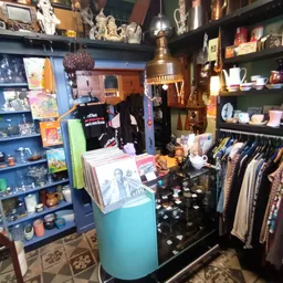 Winkelvloer van kringloopwinkel met stellingen, kledingrekken, vintage artikelen en decoraties
