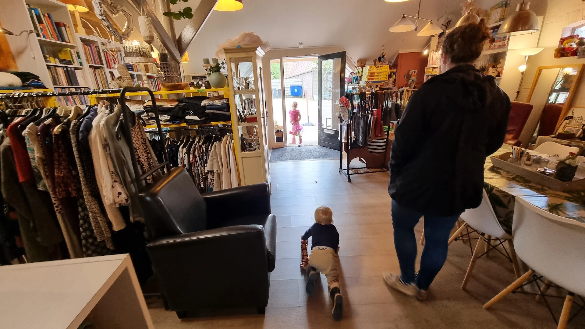 Vries brinkstraat kringloop in Vries met tweedehands meubels en kleding