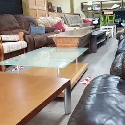 Winkelvloer met uitgestalde meubels: tafels, banken en stoelen in verschillende stijlen