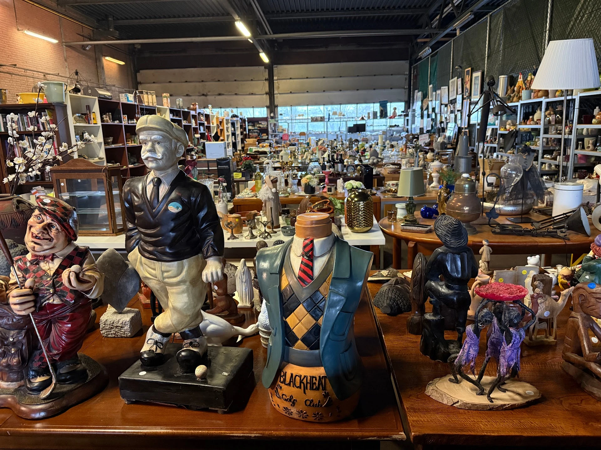 Kringloopwinkel Walther woninginrichting in Delft met tweedehands antiek, meubels en witgoed