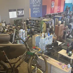 Winkelvloer met diverse afdelingen, stellingen met kleding, huishoudartikelen en decoraties