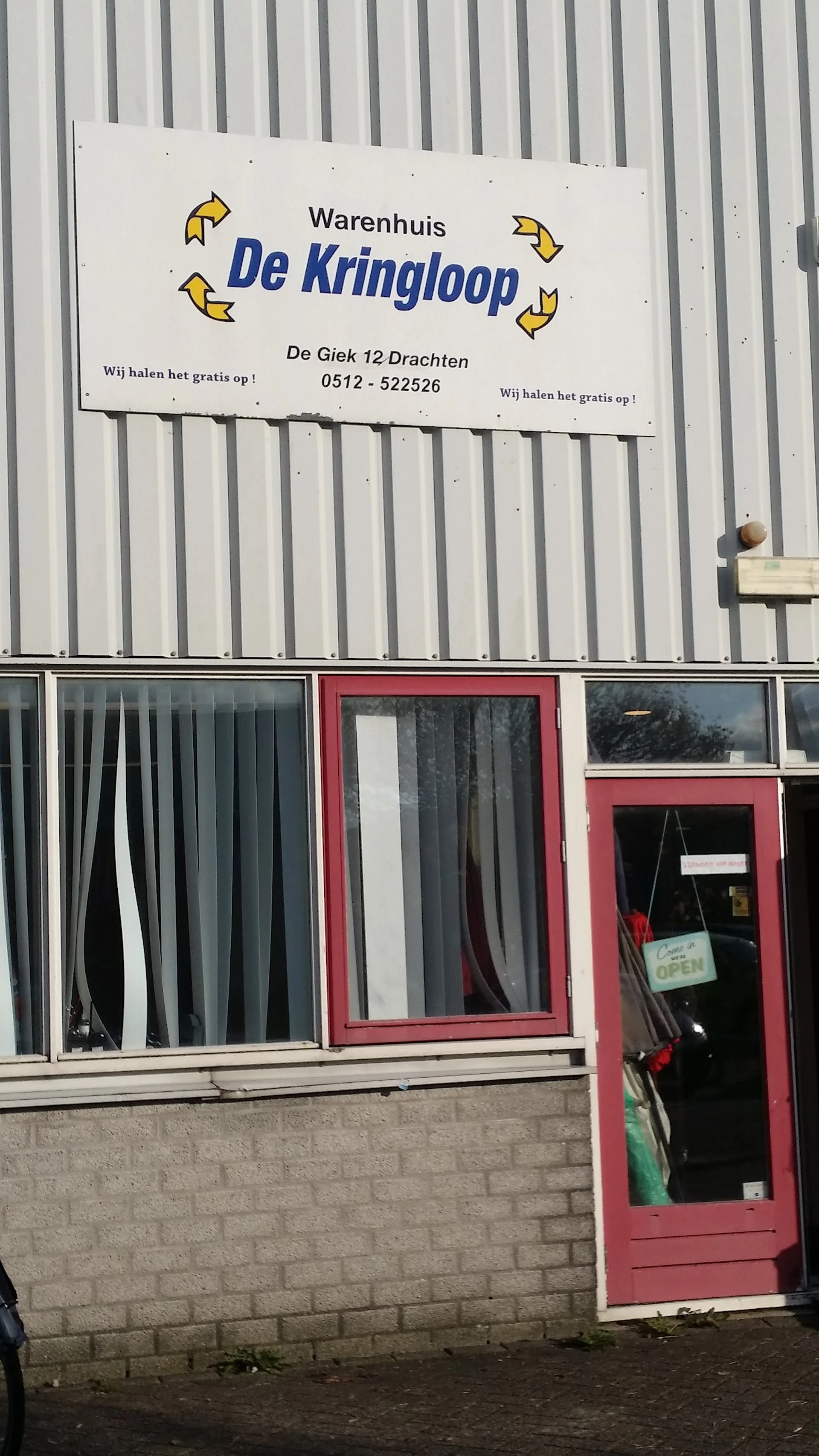 Warenhuis De Kringloop in Drachten met tweedehands boeken, gereedschappen en huis- en inrichting