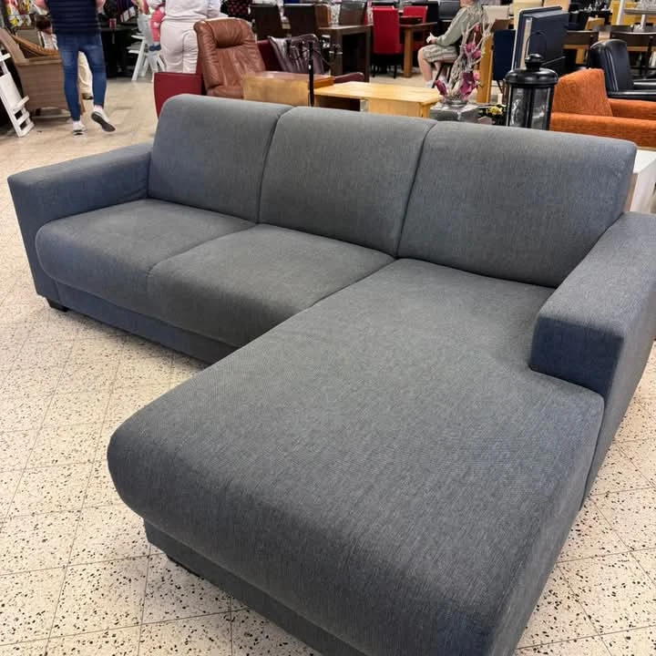 Grijze hoekbank met chaise longue in kringloopwinkel