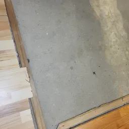 Betonnen vloer en houten rand in winkelinterieur