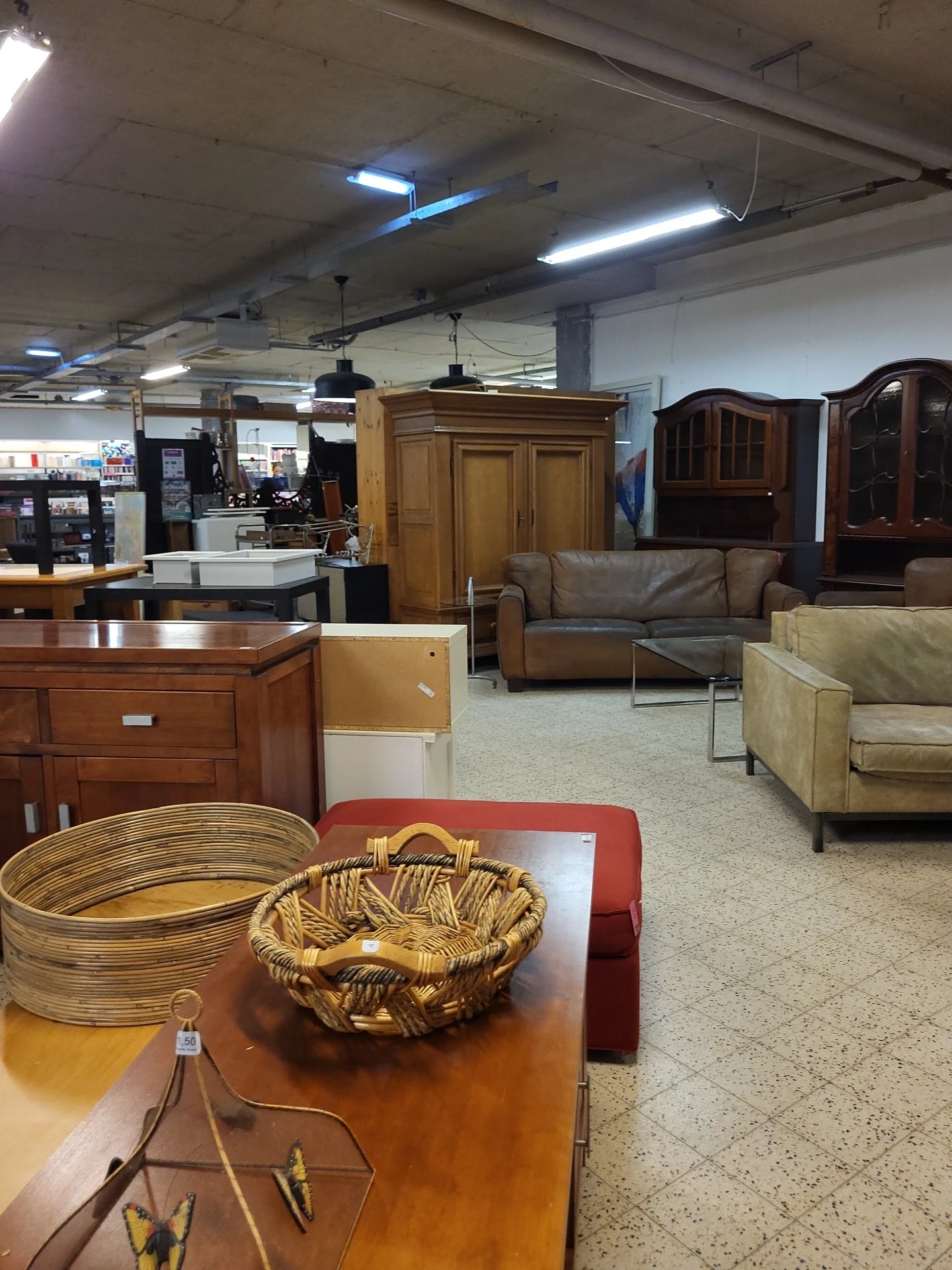 Winkelvloer van kringloopwinkel met meubels, kasten en huisraad uitgestald