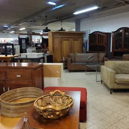 Winkelvloer van kringloopwinkel met meubels, kasten en huisraad uitgestald