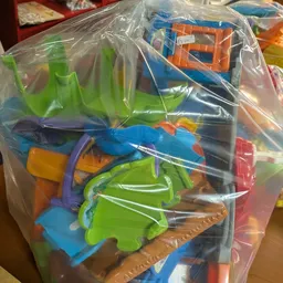 Plastic speelgoed en kinderspeelgoed in transparante verpakking op tafel