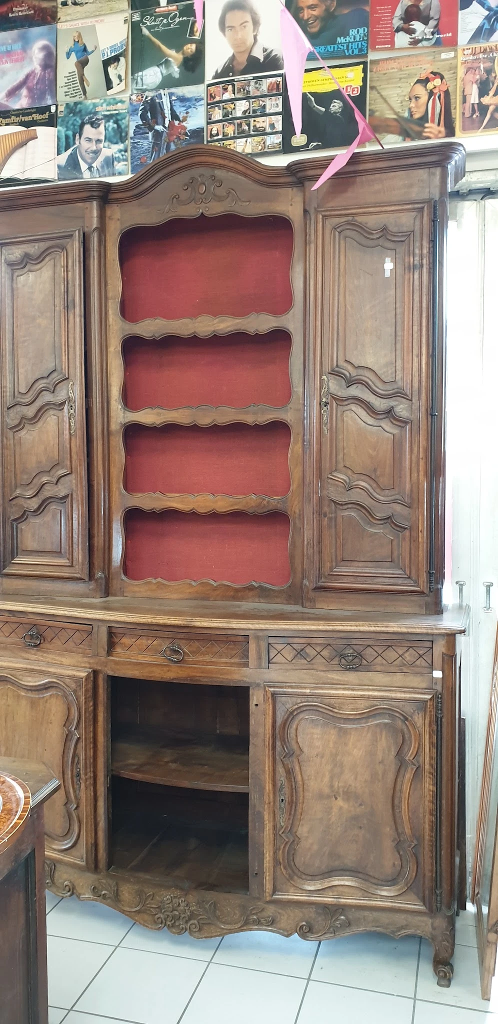 Houten wandkast met drie rode / roze deuren met decoratieve randafwerking