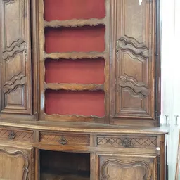 Houten wandkast met drie rode / roze deuren met decoratieve randafwerking