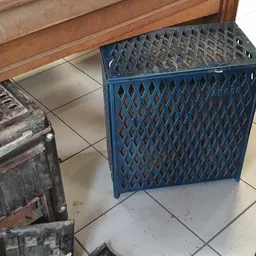 Blauwe kunststof kratten en manden op tegelvloer in winkelpand