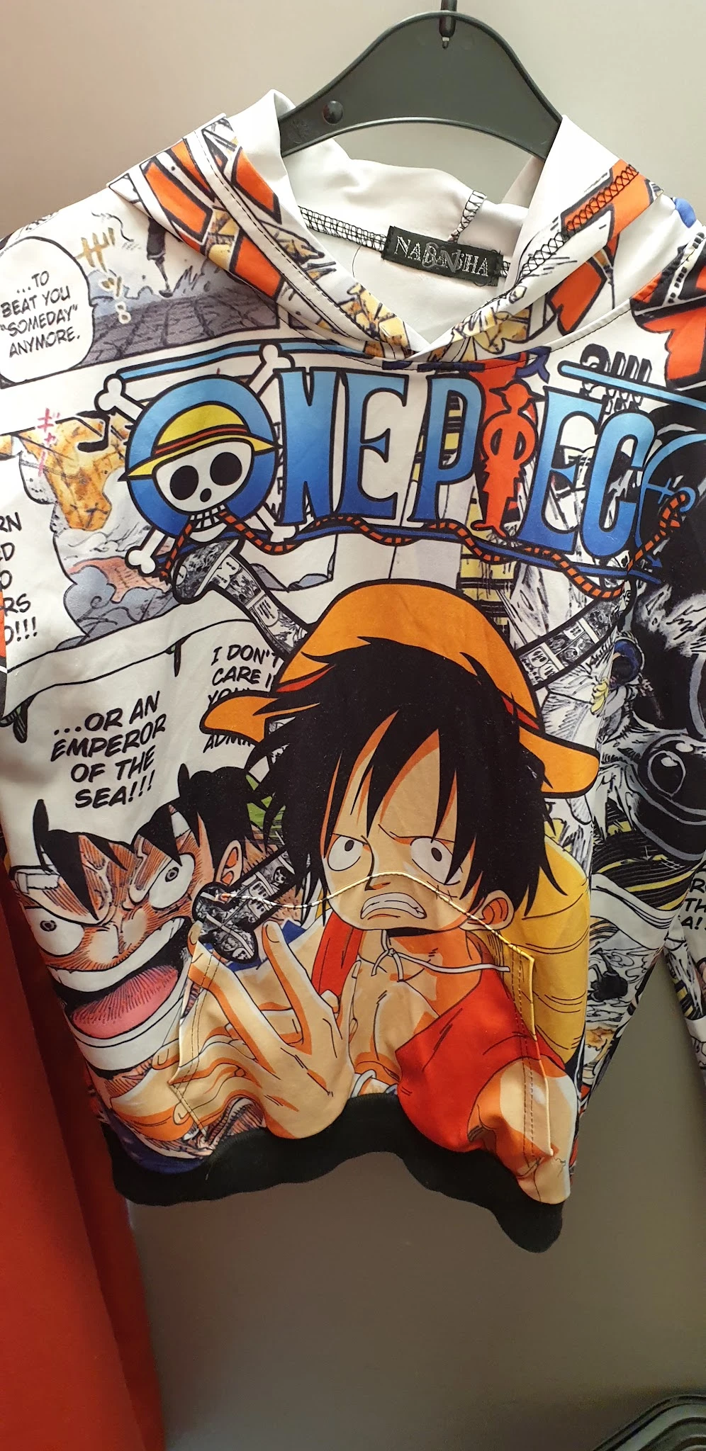 Close-up van een One Piece manga/anime merchandise item met oranje en zwarte kleuren