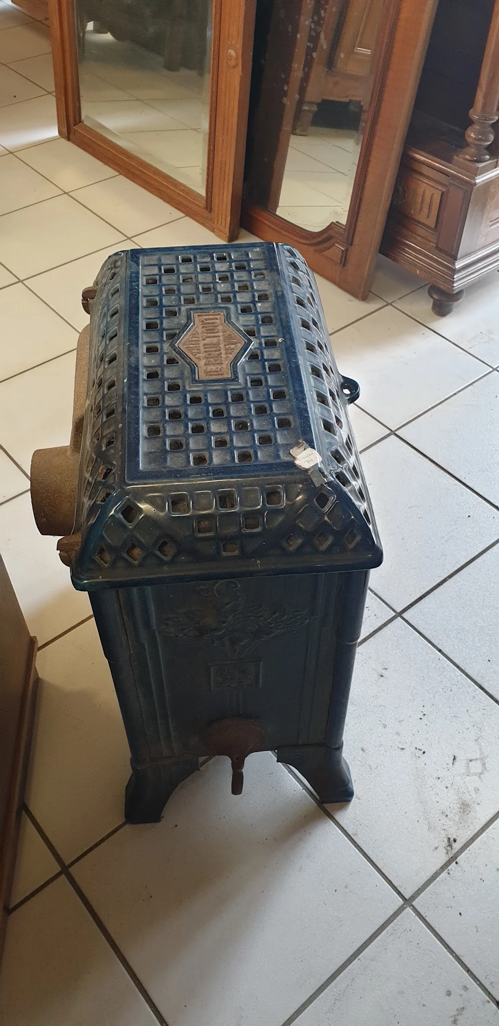 Close-up van een donkerblauwe kunststof container of mand met roosterpatroon en bruin handvat
