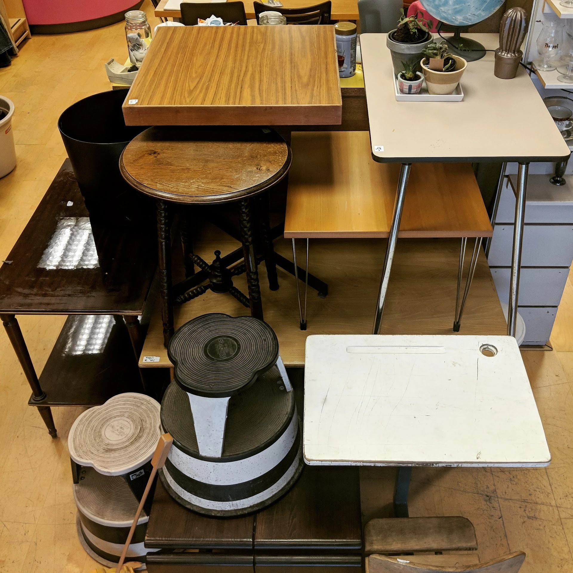 Wawollie Kringloop Utrecht - Lage Weide in Utrecht met tweedehands antiek, boeken en bouwmaterialen